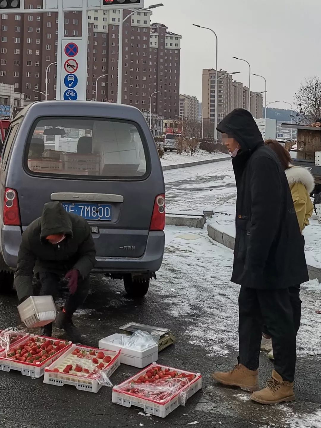 男子不戴口罩随地吐痰致数人被传染︰(男子不戴口罩进小区遭拒 拿棒怒斥)-第2张图片